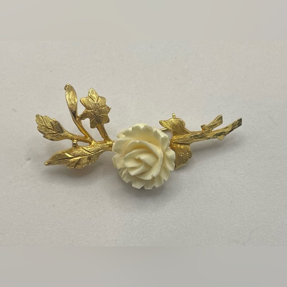 Vintage 1960s Polcini Signed Gold Tone Brooch Pin with Carved Celluloid Rose - Picture 3 of 6